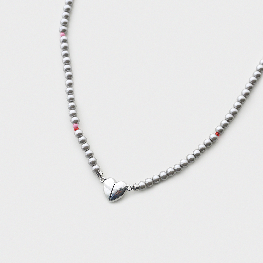 heart magnet gray pearl necklace