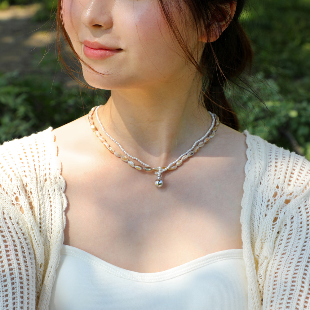tied pearl necklace (brown)